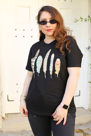 RENKTE BÜYÜK BEDEN YAKASI PUL VE İŞLEMELİ SİYAH TSHİRT