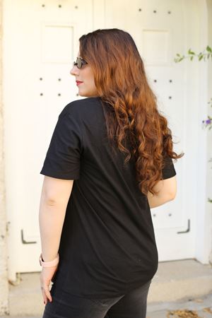 RENKTE BÜYÜK BEDEN YAKASI PUL VE İŞLEMELİ SİYAH TSHİRT