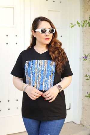 RENKTE BÜYÜK BEDEN YAKASI PUL VE İŞLEMELİ SİYAH TSHİRT