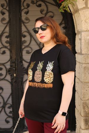 RENKTE BÜYÜK BEDEN YAKASI PUL VE İŞLEMELİ SİYAH TSHİRT