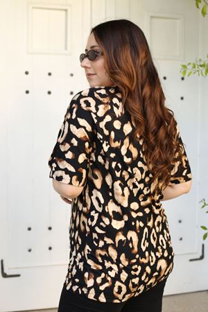 RENKTE KAYIK YAKA DESENLİ ESNEK BLUZ