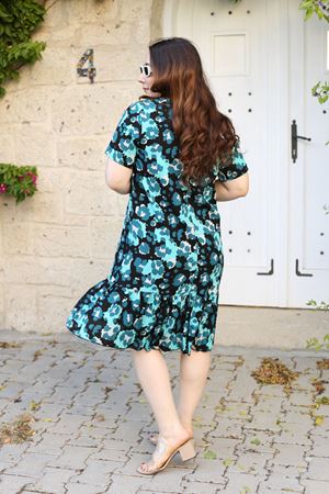 RENKTE BÜYÜK BEDEN DÜĞME DETAY DESENLİ ELBİSE