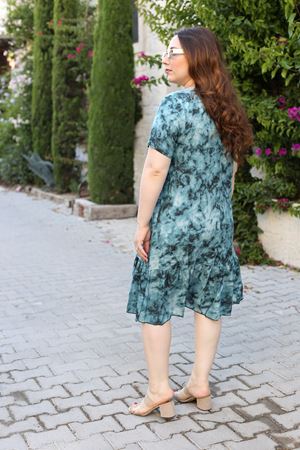 RENKTE BÜYÜK BEDEN DÜĞME DETAY DESENLİ ELBİSE