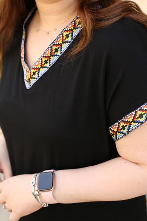 RENKTE BÜYÜK BEDEN OTANTİK V SİYAH BLUZ