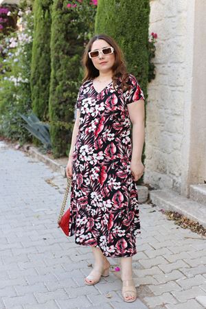 RENKTE BÜYÜK BEDEN DESENLİ ELBİSE