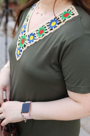 RENKTE BÜYÜK BEDEN YAKASI GÜPÜRLÜ HAKİ  ELBİSE