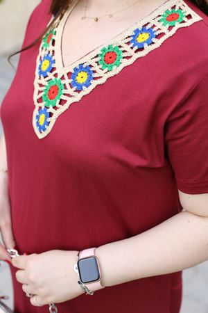 RENKTE BÜYÜK BEDEN YAKASI GÜPÜRLÜ BORDO ELBİSE