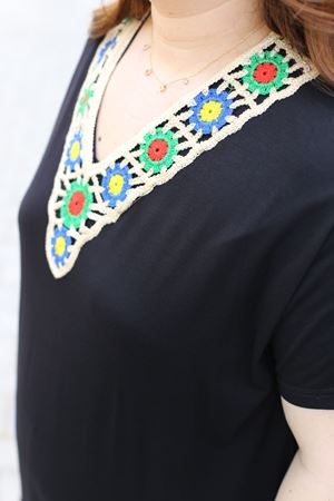 RENKTE BÜYÜK BEDEN YAKASI GÜPÜRLÜ SİYAH ELBİSE