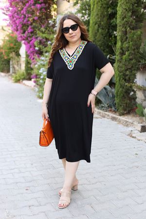 RENKTE BÜYÜK BEDEN YAKASI GÜPÜRLÜ SİYAH ELBİSE