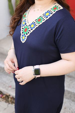 RENKTE BÜYÜK BEDEN YAKASI GÜPÜRLÜ LACİVERT ELBİSE