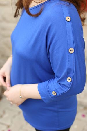 RENKTE BÜYÜK BEDEN KOLLARI DÜĞMELİ SAKS MAVİ BLUZ