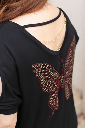 RENKTE BÜYÜK BEDEN ZİNCİR DETAY KELEBEK TAŞLI SİYAH BLUZ