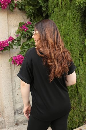 RENKTE BÜYÜK BEDEN OMUZ DEKOLTELİ LEOPAR DETAY SİYAH BLUZ