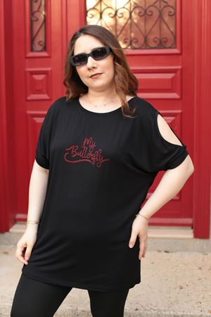 RENKTE BÜYÜK BEDEN ZİNCİR DETAY KELEBEK TAŞLI SİYAH BLUZ