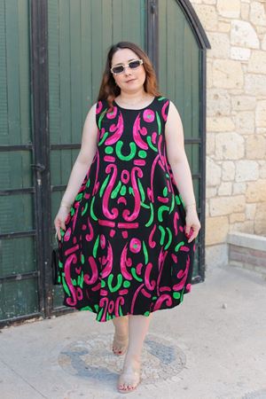 RENKTE BÜYÜK BEDEN DESENLİ ELBİSE