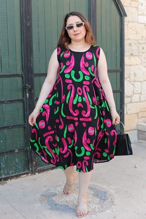 RENKTE BÜYÜK BEDEN DESENLİ ELBİSE