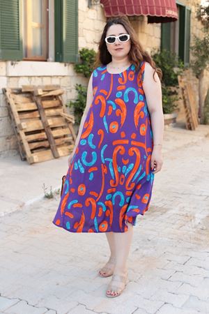 RENKTE BÜYÜK BEDEN DESENLİ ELBİSE