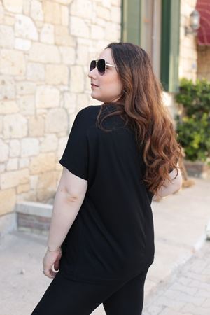 RENKTE BÜYÜK BEDEN CEPLİ SİYAH BLUZ