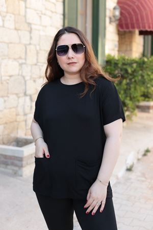 RENKTE BÜYÜK BEDEN CEPLİ SİYAH BLUZ