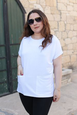 RENKTE BÜYÜK BEDEN CEPLİ BEYAZ BLUZ
