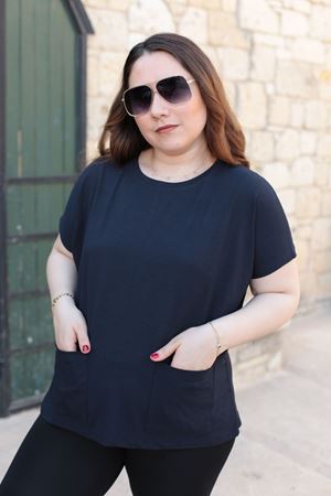 RENKTE BÜYÜK BEDEN CEPLİ LACİVERT BLUZ