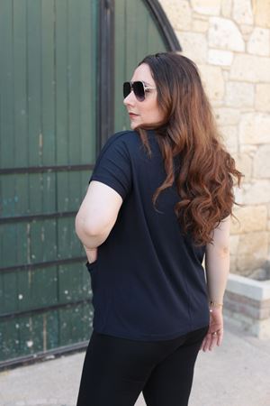 RENKTE BÜYÜK BEDEN CEPLİ LACİVERT BLUZ