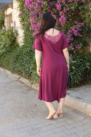 RENKTE DANTEL YAKA GENİŞ KESİM MÜRDÜM ELBİSE