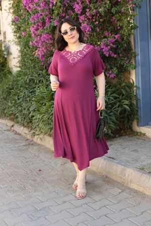 RENKTE DANTEL YAKA GENİŞ KESİM MÜRDÜM ELBİSE