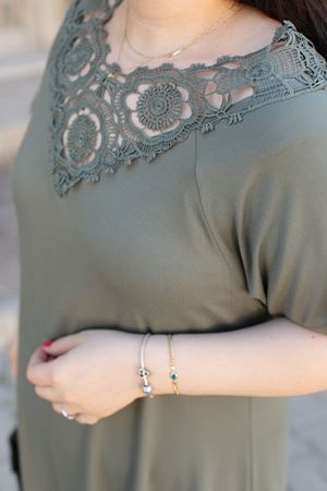 RENKTE DANTEL YAKA GENİŞ KESİM HAKİ ELBİSE