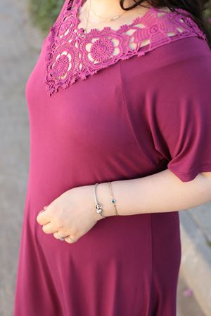 RENKTE DANTEL YAKA GENİŞ KESİM MÜRDÜM ELBİSE