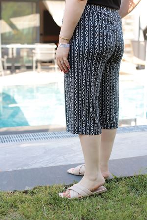 RENKTE BÜYÜK BEDEN DESENLİ KAPRİ