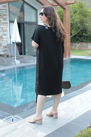 RENKTE BÜYÜK BEDEN TAŞLI OMUZ DEKOLTELİ DERİ GARNİLİ SİYAH ELBİSE