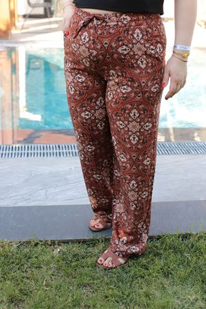 RENKTE BÜYÜK BEDEN DESENLİ PANTOLON