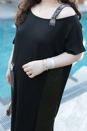 RENKTE BÜYÜK BEDEN TAŞLI OMUZ DEKOLTELİ DERİ GARNİLİ SİYAH ELBİSE