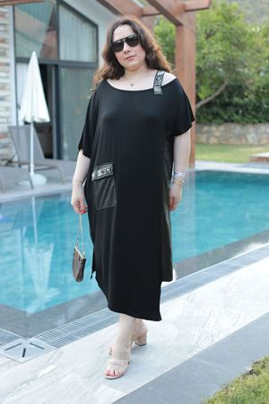 RENKTE BÜYÜK BEDEN TAŞLI OMUZ DEKOLTELİ DERİ GARNİLİ SİYAH ELBİSE