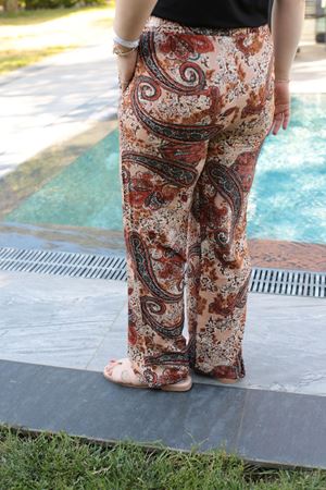 RENKTE BÜYÜK BEDEN DESENLİ PANTOLON