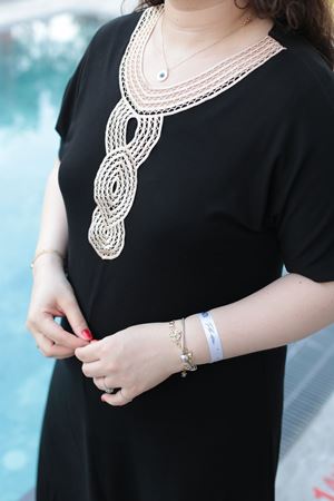 RENKTE BÜYÜK BEDEN GÜPÜRLÜ SİYAH ELBİSE