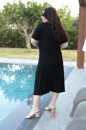 RENKTE BÜYÜK BEDEN GÜPÜRLÜ SİYAH ELBİSE