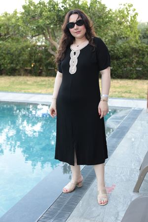 RENKTE BÜYÜK BEDEN GÜPÜRLÜ SİYAH ELBİSE