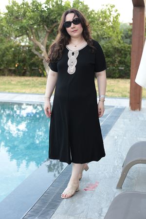 RENKTE BÜYÜK BEDEN GÜPÜRLÜ SİYAH ELBİSE