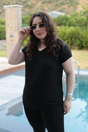 RENKTE BÜYÜK BEDEN V YAKA SİYAH BLUZ