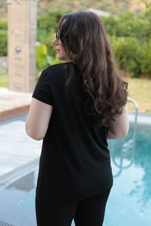 RENKTE BÜYÜK BEDEN V YAKA SİYAH BLUZ