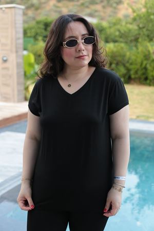 RENKTE BÜYÜK BEDEN V YAKA SİYAH BLUZ