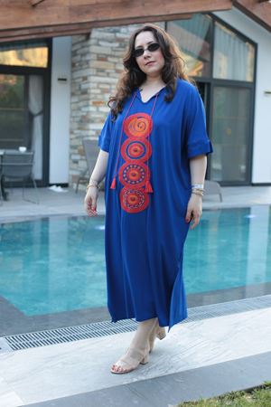 RENKTE BATTAL BEDEN NAKIŞLI PÜSKÜLLÜ SAKS UZUN ELBİSE