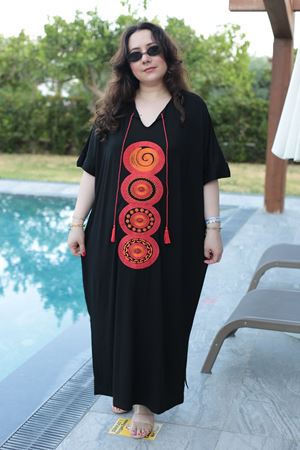 RENKTE BATTAL BEDEN NAKIŞLI PÜSKÜLLÜ SİYAH UZUN ELBİSE