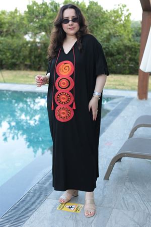 RENKTE BATTAL BEDEN NAKIŞLI PÜSKÜLLÜ SİYAH UZUN ELBİSE