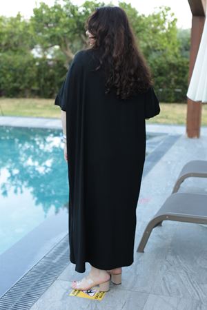 RENKTE BATTAL BEDEN NAKIŞLI PÜSKÜLLÜ SİYAH UZUN ELBİSE