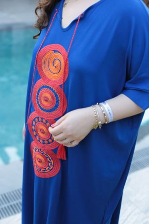 RENKTE BATTAL BEDEN NAKIŞLI PÜSKÜLLÜ SAKS UZUN ELBİSE