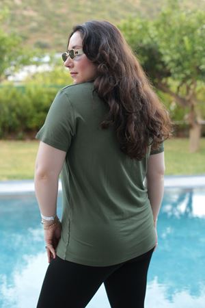 RENKTE BÜYÜK BEDEN U YAKA HAKİ BLUZ