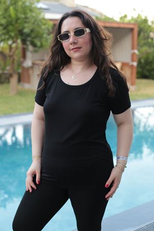 RENKTE BÜYÜK BEDEN U YAKA SİYAH BLUZ